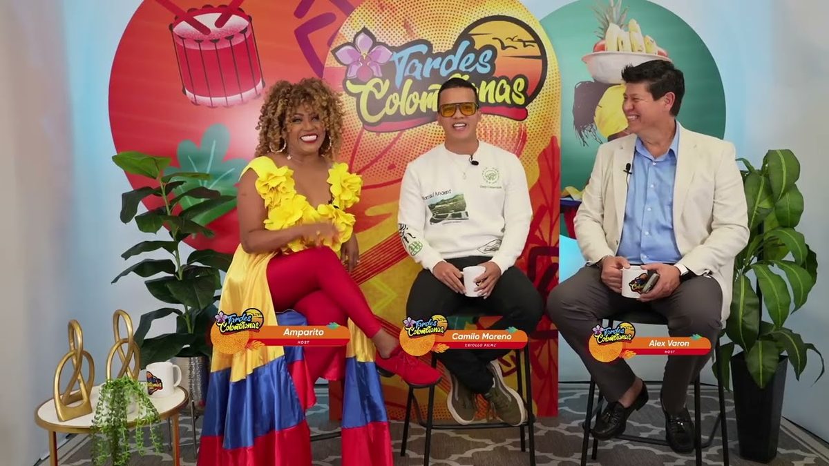 Los presentadores en el plató de Tardes Colombianas